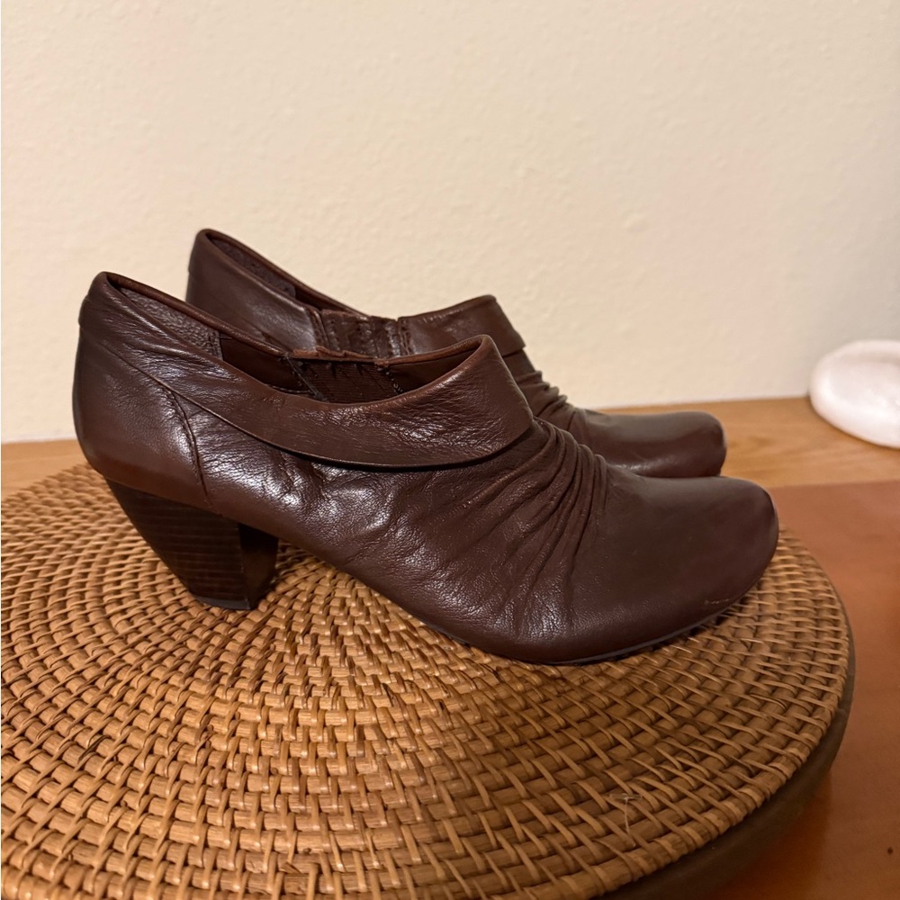 BareTraps Brown Leather Ruched Slip-On Heels - Picture 4 of 10